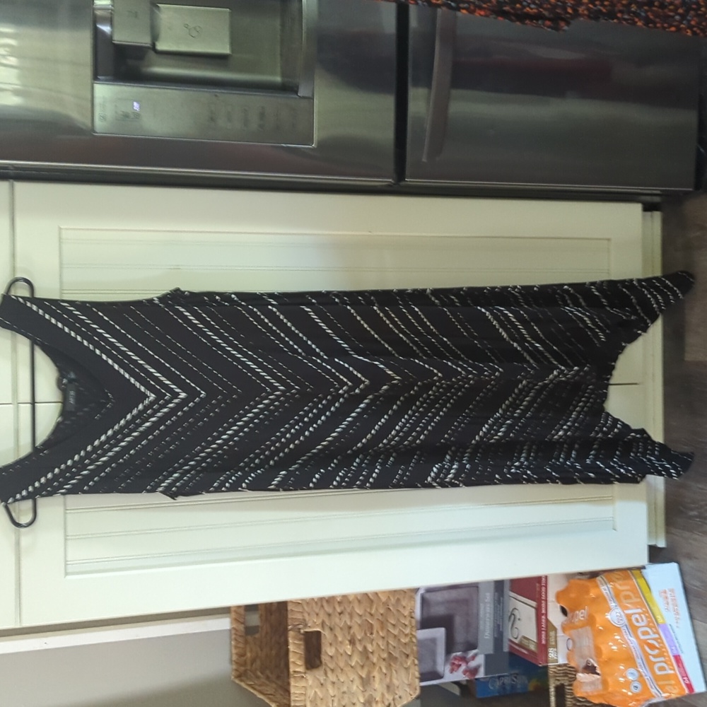 Apt 9 dress. Black with cream pattern. Size XL. Shark bite hem.